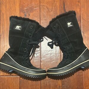 Sorel Women's Black Lace-Up Suede and Faux-Fur Winter Boots (Women’s size 10)